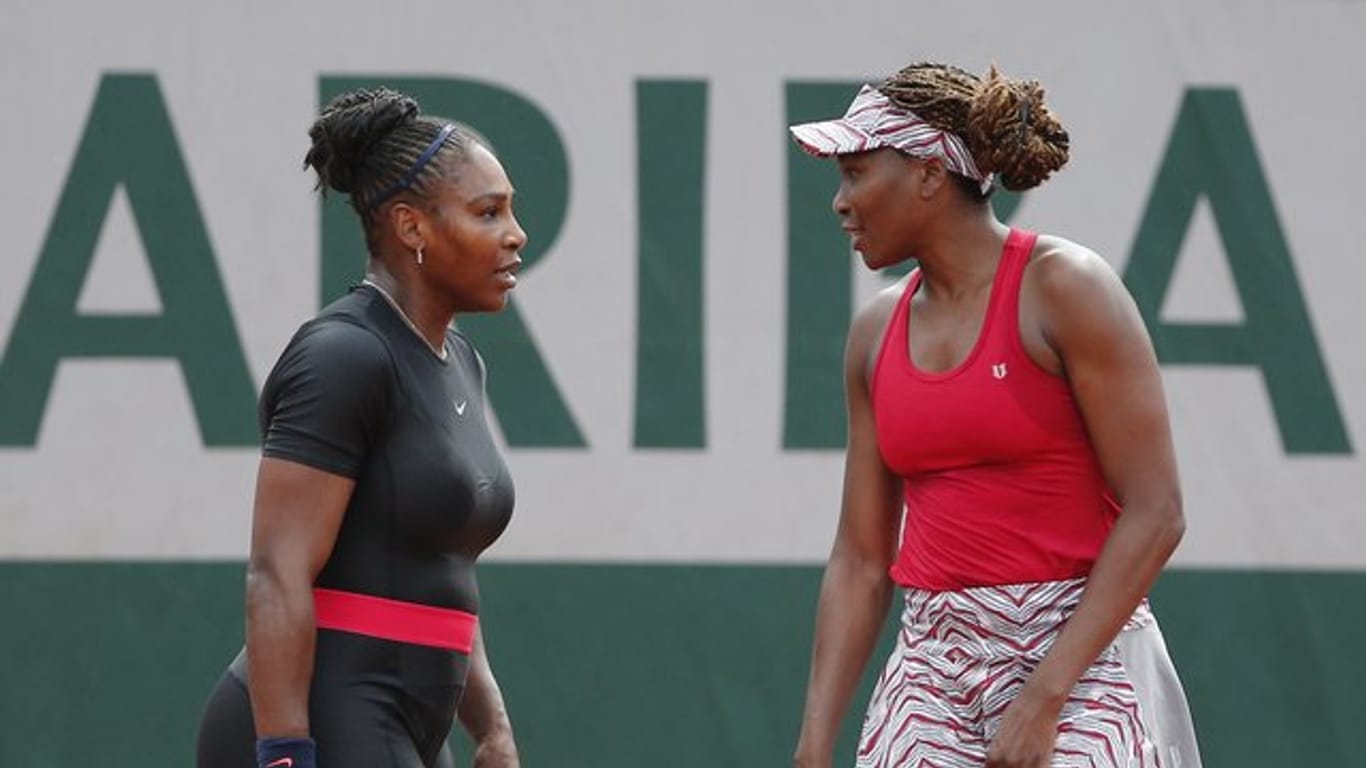 Venus Williams (r) unterlag ihrer Schwester Serena.