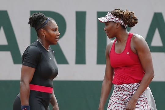 Venus Williams (r) unterlag ihrer Schwester Serena.