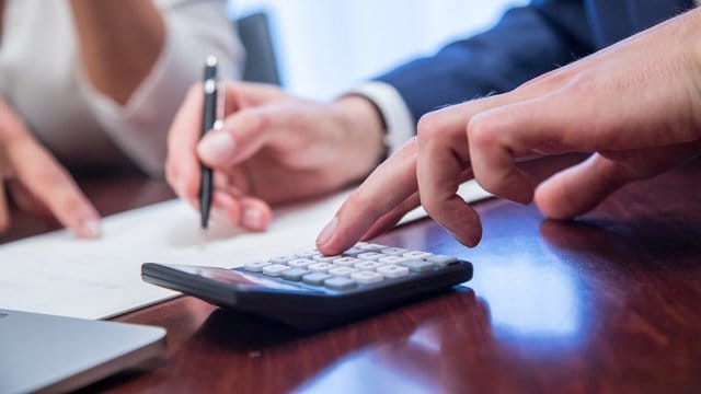 Wichtige Frage: Wie viel Geld kann sicher regelmäßig aufgebracht werden, um den Kredit zu bedienen?. Wichtige Frage: Wie viel Geld kann sicher regelmäßig aufgebracht werden, um den Kredit zu bedienen?.