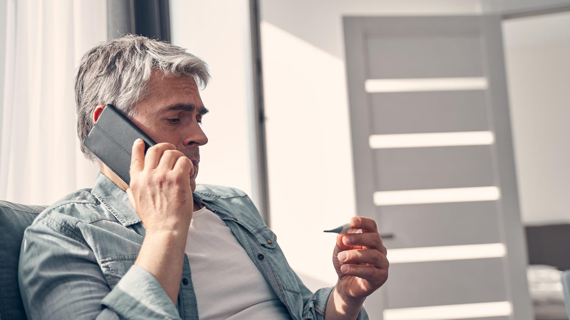 Arzt anrufen: Sollten Sie Symptome wie Fieber und ein schweres Krankheitsgefühl bei sich feststellen, ist es ratsam, sich zunächst per Telefon in der Arztpraxis zu melden. (Symboldbild)