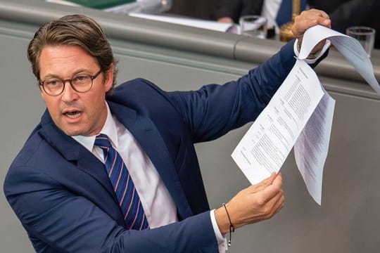 Die Opposition wirft Verkehrsminister Scheuer schwere Fehler etwa bei der Vergabe der Pkw-Maut vor.