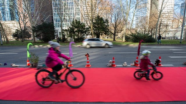 Im Frühjahr und Sommer haben einige Städte, "Pop-up-Radwege" und befristete Spielstraßen eingerichtet, um die Corona-Abstandsregeln und Verkehrssicherheit zu garantieren.