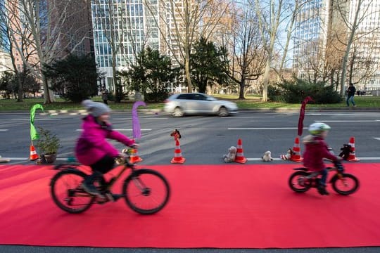 Im Frühjahr und Sommer haben einige Städte, "Pop-up-Radwege" und befristete Spielstraßen eingerichtet, um die Corona-Abstandsregeln und Verkehrssicherheit zu garantieren.