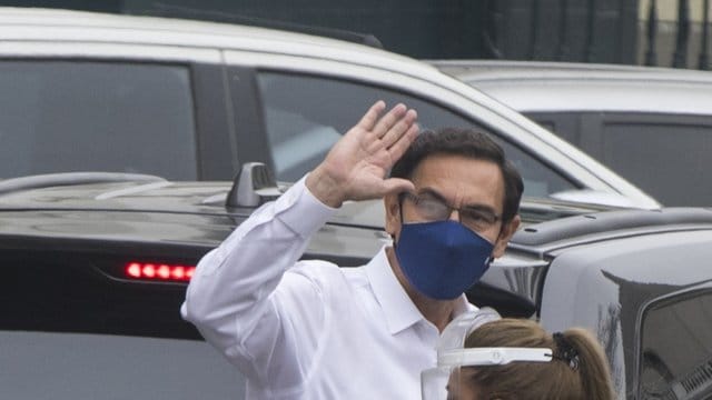 Martin Vizcarra, Präsident von Peru winkt, nach seiner Rede vor dem Kongress, den Reportern zu. Martin Vizcarra, Präsident von Peru winkt, nach seiner Rede vor dem Kongress, den Reportern zu.