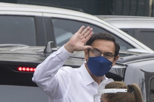 Martin Vizcarra, Präsident von Peru winkt, nach seiner Rede vor dem Kongress, den Reportern zu.