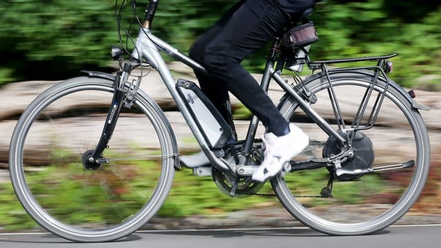 Eine Radfahrerin fährt mit einem E-Bike Eine Radfahrerin fährt mit einem E-Bike