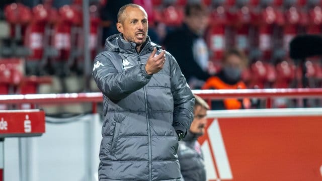 Mainz Trainer Jan-Moritz Lichte steht gestikulierend am Spielfeldrand. Mainz Trainer Jan-Moritz Lichte steht gestikulierend am Spielfeldrand.