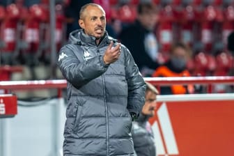 Mainz Trainer Jan-Moritz Lichte steht gestikulierend am Spielfeldrand.
