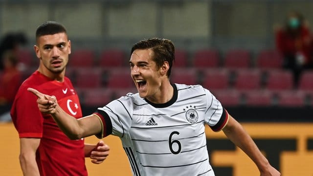 Florian Neuhaus zeigte in seinem ersten Länderspiel eine gute Leistung und traf zum 2:1. Florian Neuhaus zeigte in seinem ersten Länderspiel eine gute Leistung und traf zum 2:1.