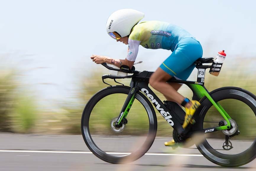 Anne Haug auf dem Triathlonrad: Mehr als 180 Kilometer geht es über den Highway.