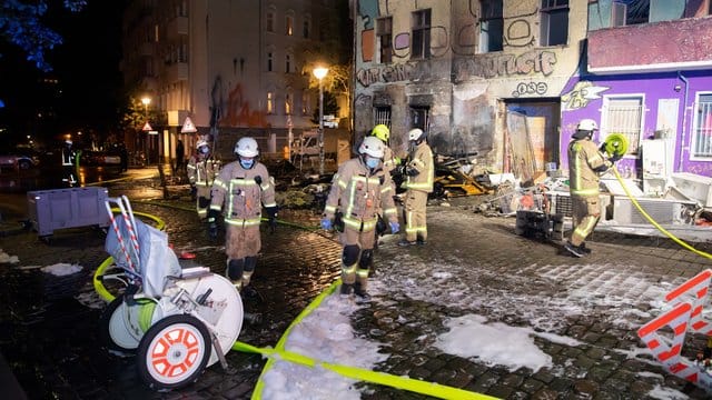 Feuerwehrkräfte sind vor dem geräumten Hausprojekt "Liebig 34" im Einsatz.