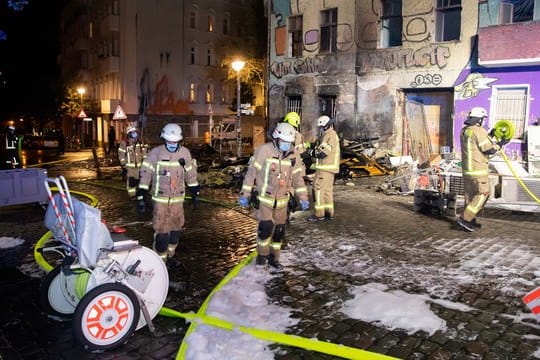 Feuerwehrkräfte sind vor dem geräumten Hausprojekt "Liebig 34" im Einsatz.