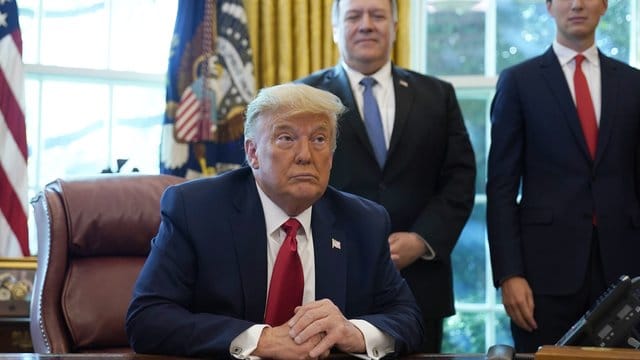 Donald Trump während einer Telefonkonferenz mit den Regierungschefs von Israel und dem Sudan. Donald Trump während einer Telefonkonferenz mit den Regierungschefs von Israel und dem Sudan.