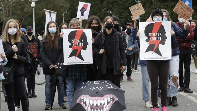 Frauenrechtsaktivisten von der Frauenrechts-Organisation "Strajk Kobiet" während eines organisierten "Generalstreiks" in Warschau. Frauenrechtsaktivisten von der Frauenrechts-Organisation "Strajk Kobiet" während eines organisierten "Generalstreiks" in Warschau.
