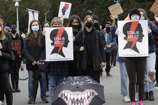Frauenrechtsaktivisten von der Frauenrechts-Organisation "Strajk Kobiet" während eines organisierten "Generalstreiks" in Warschau.