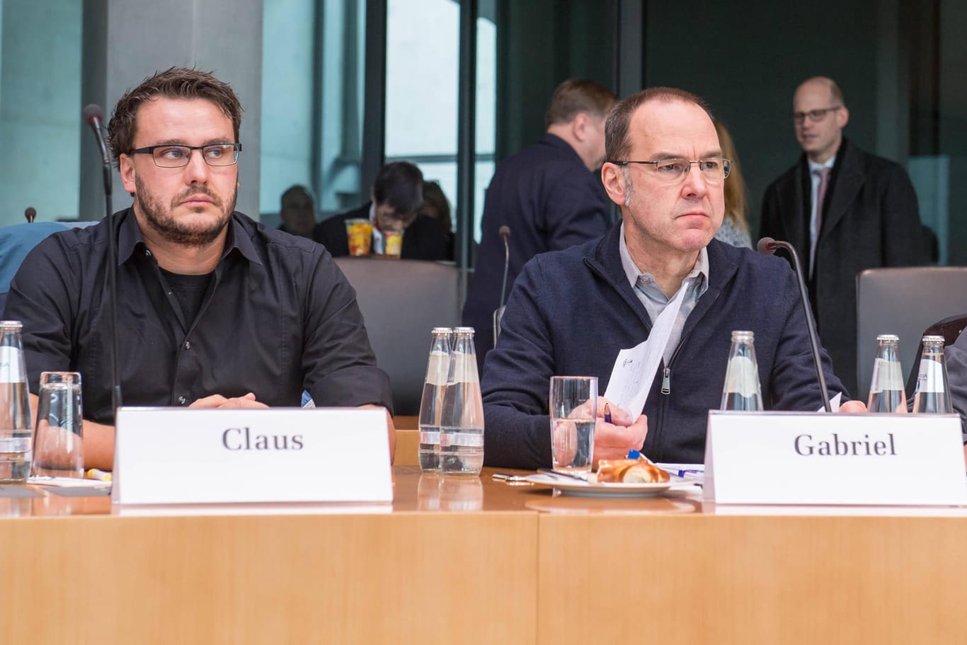 Robert Claus (li.) und Michael Gabriel (re.): Im Sportausschuss des Deutschen Bundestag berichteten Sie über Rechtsextremismus im Fußball.