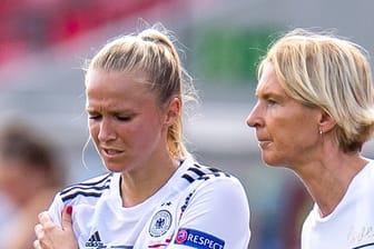 Wurde von Frauen-Bundestrainerin Martina Voss-Tecklenburg (r.