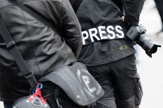 Ein Fotoreporter auf einer Demonstration in Hamburg.