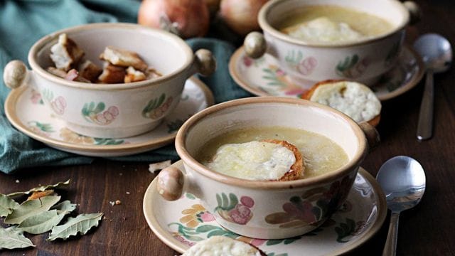 Perfekt zum Aufwärmen: Eine kräftige Zwiebelsuppe, die von einem überbackenen Käsetoast getoppt wird. (Quelle: dpa/Mareike Pucka/biskuitwerkstatt.de)