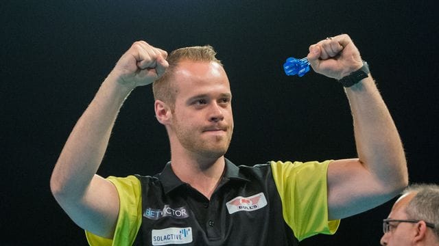 Max Hopp ist als professioneller Dartsspieler bekannt. Max Hopp ist als professioneller Dartsspieler bekannt.
