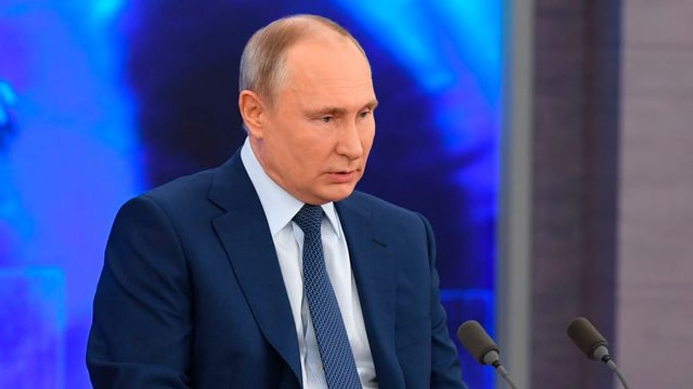 Der russische Präsident Wladimir Putin spricht bei der großen Pressekonferenz in Moskau per Video zu Medienvertretern.
