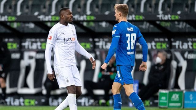 Gladbachs Marcus Thuram (l) hatte Hoffenheims Stefan Posch ins Gesicht gespuckt. Gladbachs Marcus Thuram (l) hatte Hoffenheims Stefan Posch ins Gesicht gespuckt.