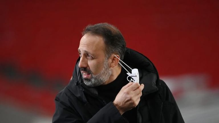 Stuttgarts Trainer Pellegrino Matarazzo nimmt seine Maske vor dem Spiel ab.