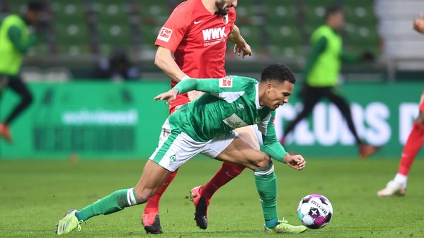 Spielte gegen den FC Augsburg groß auf: Felix Agu (r) von Werder Bremen kämpft gegen Daniel Caligiuri um den Ball.