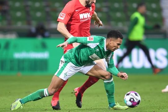 Spielte gegen den FC Augsburg groß auf: Felix Agu (r) von Werder Bremen kämpft gegen Daniel Caligiuri um den Ball.