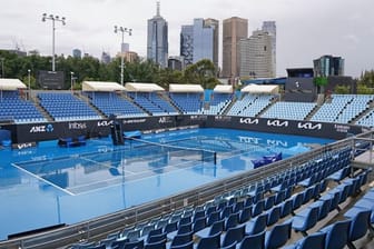 Ein Blick auf einen leeren Tennisplatz im Melbourne Park vor den diesjährigen Australien Open.