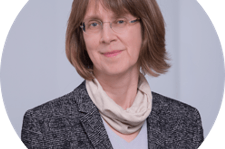 Frau Dr. Susanne Weg-Remers ist Leiterin des Krebsinformationsdienstes (KID) am Deutschen Krebsforschungszentrum (DKFZ) in Heidelberg. Nach ihrem Abschluss hat sie in der Inneren Medizin sowie in der klinischen und Grundlagenforschung für Krebs gearbeitet.