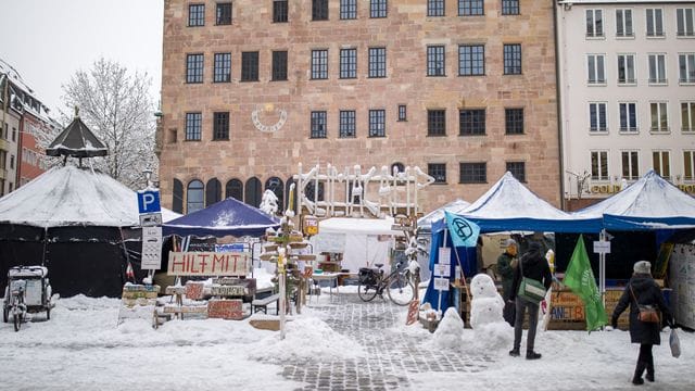 Außenansicht des Klimacamps in der Innenstadt von Nürnberg: Auch im Winter harrten die Aktivisten trotz zweistelliger Minusgrade in dem Camp aus.