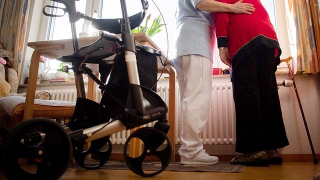 Eine Pflegerin blickt gemeinsam mit einer Bewohnerin eines Böblinger Pflegeheims aus dem Fenster. Eine Pflegerin blickt gemeinsam mit einer Bewohnerin eines Böblinger Pflegeheims aus dem Fenster.