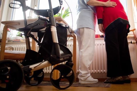 Eine Pflegerin blickt gemeinsam mit einer Bewohnerin eines Böblinger Pflegeheims aus dem Fenster.