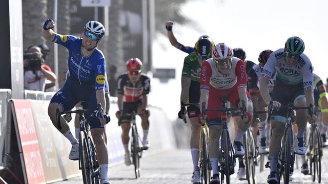 Pascal Ackermann (r) musste sich in Dubai mit Platz drei zufrieden geben - Sam Bennett (l) jubelte über den Tagessieg.