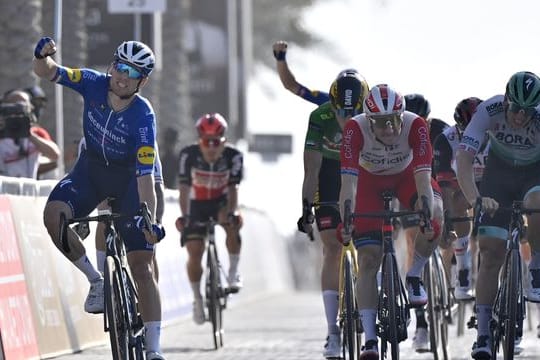 Pascal Ackermann (r) musste sich in Dubai mit Platz drei zufrieden geben - Sam Bennett (l) jubelte über den Tagessieg.