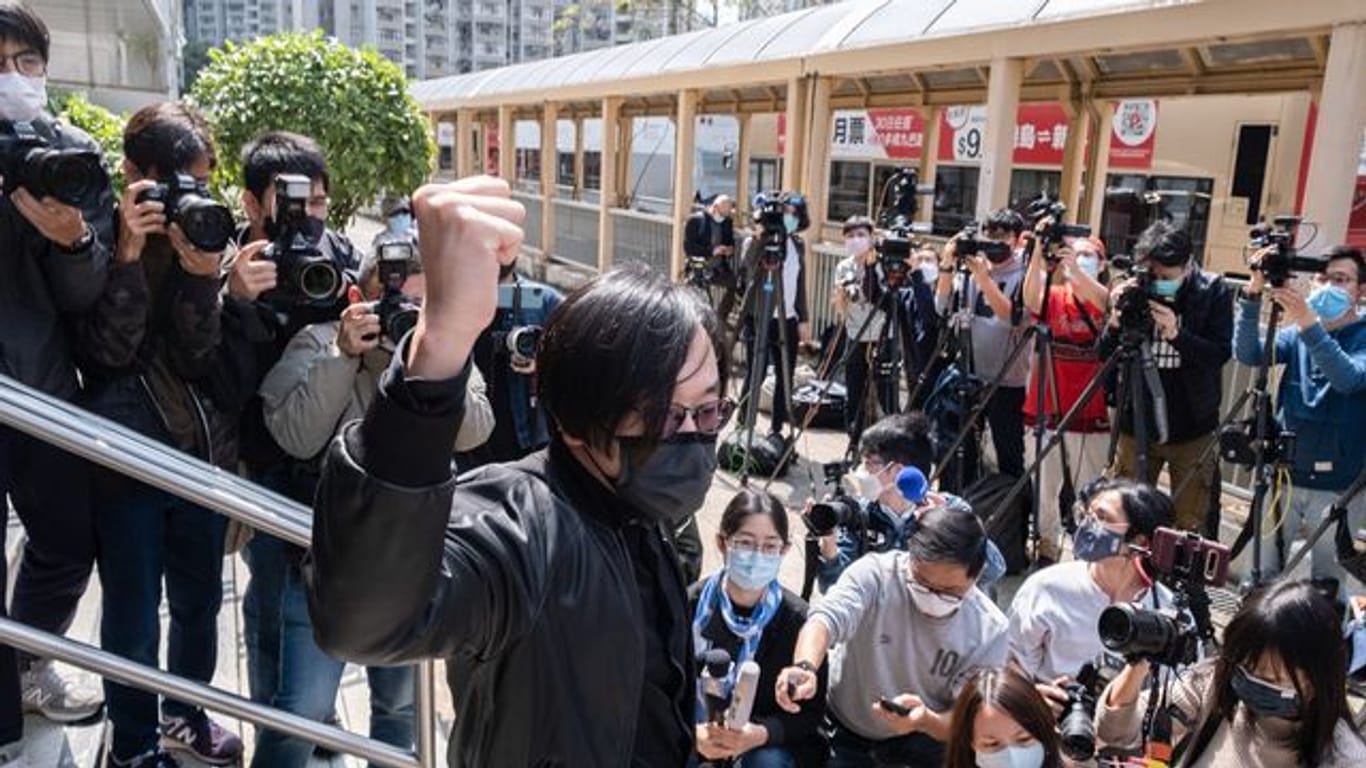 In Hongkong sind 47 Anhänger der demokratischen Opposition wegen angeblicher Verstöße gegen das umstrittene Sicherheitsgesetz festgenommen und angeklagt worden.