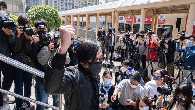 In Hongkong sind 47 Anhänger der demokratischen Opposition wegen angeblicher Verstöße gegen das umstrittene Sicherheitsgesetz festgenommen und angeklagt worden. In Hongkong sind 47 Anhänger der demokratischen Opposition wegen angeblicher Verstöße gegen das umstrittene Sicherheitsgesetz festgenommen und angeklagt worden.