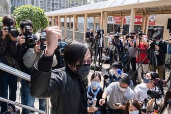 In Hongkong sind 47 Anhänger der demokratischen Opposition wegen angeblicher Verstöße gegen das umstrittene Sicherheitsgesetz festgenommen und angeklagt worden.