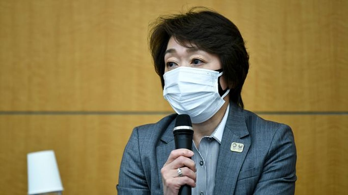 Seiko Hashimoto, Präsidentin des OK der Spiele in Tokio, spricht während einer Pressekonferenz über den Rücktritt des Kreativdirektors.