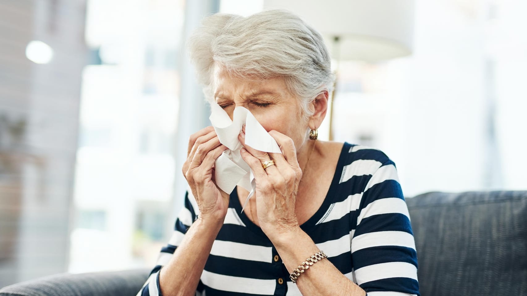 Niesen: Die Symptome bei Influenza, Erkältung und Corona-Infektion überschneiden sich. (Symboldbild)