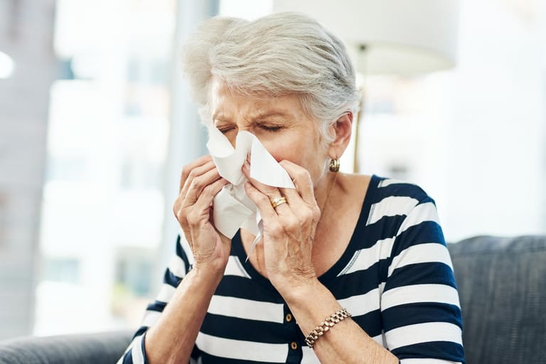Niesen: Die Symptome bei Influenza, Erkältung und Corona-Infektion überschneiden sich. (Symboldbild)