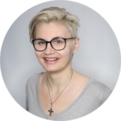 Dr. Uta Schlossberger ist Hautärztin mit eigener Praxis in Köln. Neben der Dermatologie und Venerologie gehören die Bereiche Allergologie, Lasermedizin, Ästhetische Dermatologie und Anti-Aging zu den Schwerpunkten der Fachärztin.