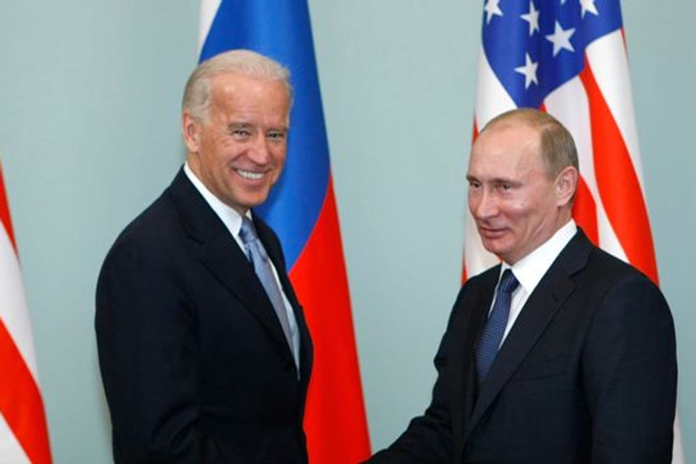 Joe Biden (l), damaliger Vizepräsident der USA, gibt Wladimir Putin, Präsident von Russland, die Hand.