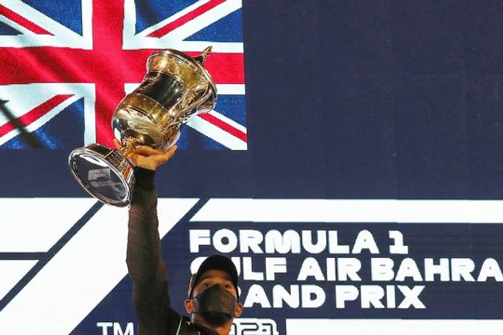 Lewis Hamilton vom Team Mercedes feiert auf dem Podium seinen Sieg.