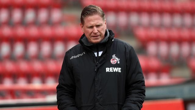 Kölns Trainer Markus Gisdol blickt an der Seitenlinie zu Boden.