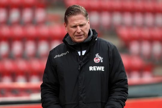 Kölns Trainer Markus Gisdol blickt an der Seitenlinie zu Boden.