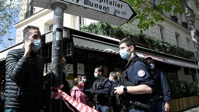 Polizisten sperren das Gebiet um das Krankenhaus Henry Dunant ab.