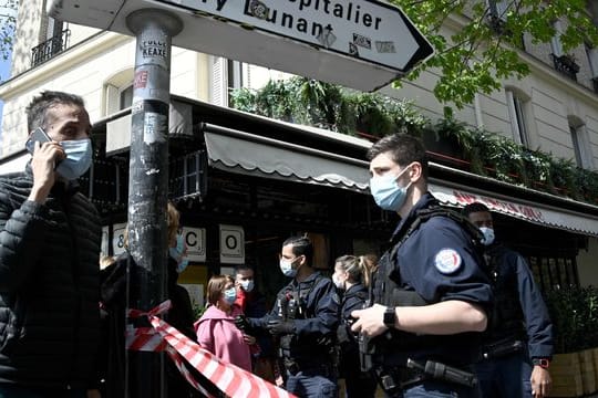 Polizisten sperren das Gebiet um das Krankenhaus Henry Dunant ab.