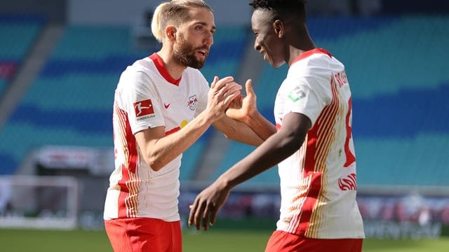 Amadou Haidara (r) bejubelt sein Tor zum 1:0 gegen den VfB Stuttgart mit Kevin Kampl. Amadou Haidara (r) bejubelt sein Tor zum 1:0 gegen den VfB Stuttgart mit Kevin Kampl.